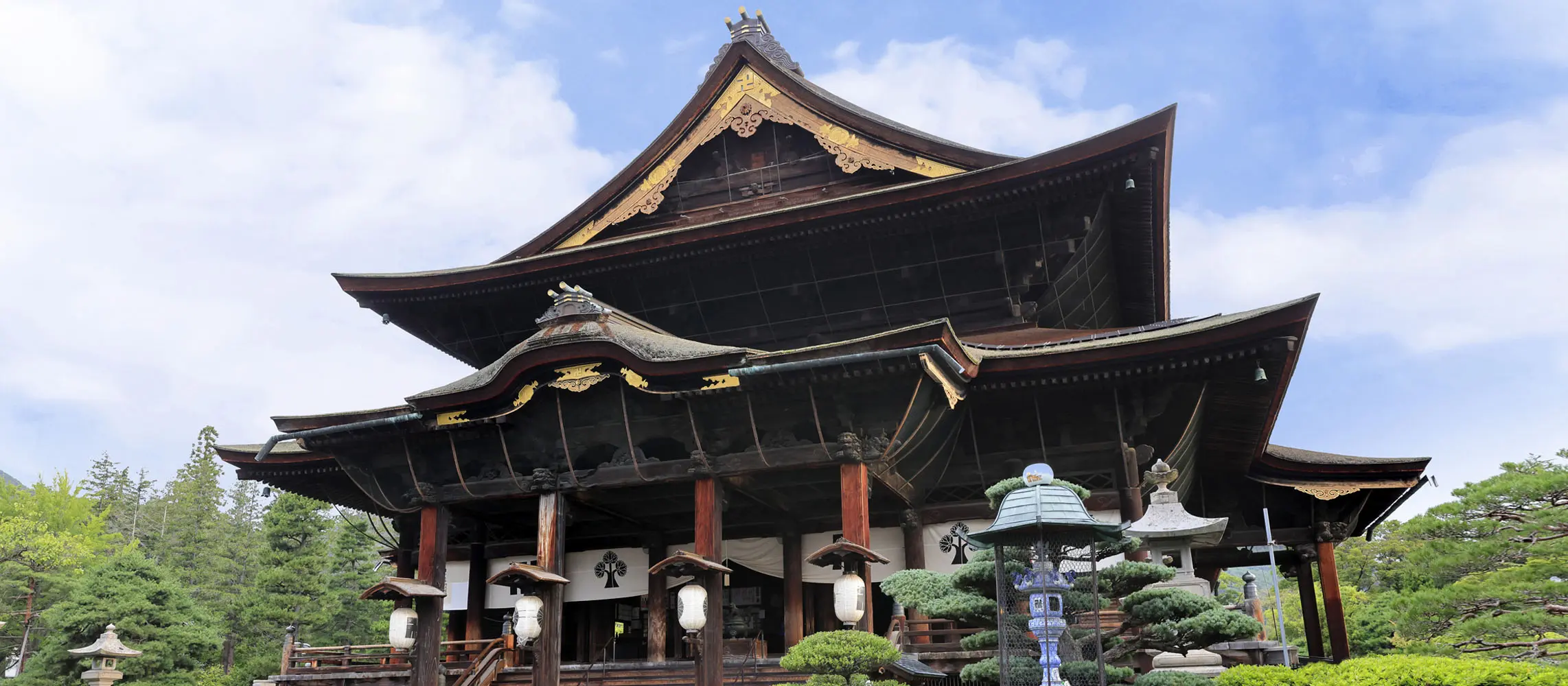 善光寺公式サイトの善光寺本堂写真